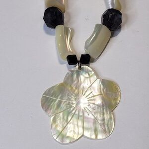 Beautiful Mother of Pearl Flower Shell 18" Necklace Summer Hawaiian 10" Summer